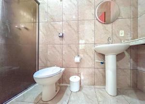 Vonios kambarys apgyvendinimo įstaigoje Chácara privativa em condomínio!
