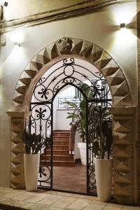 an archway with two potted plants in a room at ALBERGO DIFFUSO Dimora Rossi Charme in Turi