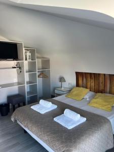 1 dormitorio con 2 camas y TV de pantalla plana en YEY Baleal, en Peniche