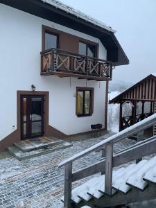 een huis met een balkon aan de zijkant bij Ехо Тростяну in Slavske