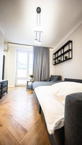 1 dormitorio con 2 camas y lámpara de araña en Apartament w Centrum Warszawy, en Varsovia