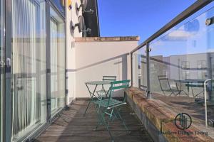 En balkong eller terrasse på Stylish 3Bedrooms 2 Bath in Harold wood Romford