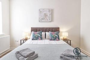 - une chambre avec un lit et des serviettes dans l'établissement Stylish 3Bedrooms 2 Bath in Harold wood Romford, à Harold Wood