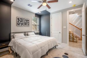 una camera da letto con un letto e un ventilatore a soffitto di Cozy 6BR Home near MedCtr, NRG Stadium, with Fast Wi-Fi a Houston