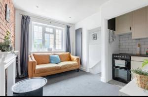 een woonkamer met een bank en een tafel bij Edgware Road Apartment in Londen