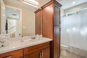 un bagno con lavandino, WC e specchio di Cozy 6BR Home near MedCtr, NRG Stadium, with Fast Wi-Fi a Houston Altre 73 foto