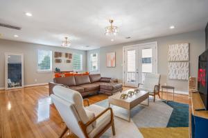 un soggiorno con un divano e un tavolo di Cozy 6BR Home near MedCtr, NRG Stadium, with Fast Wi-Fi a Houston