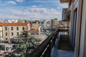 een balkon met uitzicht op de stad bij Cozy Studio In The Heart of City in Komotini