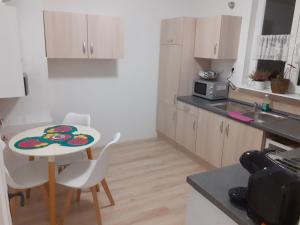 eine kleine Küche mit einem Tisch und Stühlen in der Küche in der Unterkunft Fachwerk-Appartement mit Charme in Bad Sooden-Allendorf