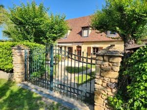 um portão em frente a uma casa com um quintal em The Lion House em Mouzens