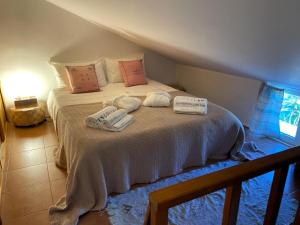 una camera da letto con un letto e due asciugamani di Casa Cavala by Sevencollection a Salema