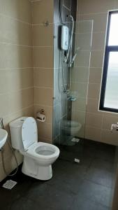 uma casa de banho com um chuveiro, um WC e um lavatório. em 16 Sierra Puchong Zentro 5 人 Supreme二房公寓 em Puchong