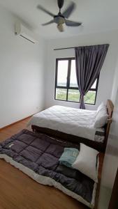 Bett in einem Zimmer mit Fenster in der Unterkunft 16 Sierra Puchong Zentro 5 人 Supreme二房公寓 in Puchong