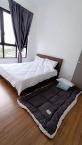 uma cama com um cobertor preto no chão num quarto em 16 Sierra Puchong Zentro 5 人 Supreme二房公寓 em Puchong