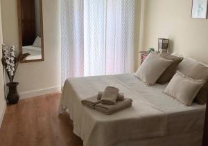 sypialnia z łóżkiem z dwoma ręcznikami w obiekcie Casa María w mieście Priego de Córdoba