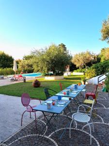 een tafel met stoelen en een tafel met drankjes op bij Villa Paola in Grottammare