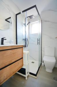 y baño con ducha de cristal y aseo. en Apartamento con vistas al Náutico de San Vicente en O Grove