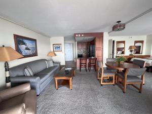 - un salon avec un canapé et une table dans l'établissement Pinestead Reef Resort, à Traverse City