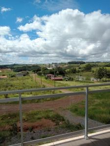 Blick auf ein Feld mit einem Zaun in der Unterkunft Casa Água Azul in Machadinho