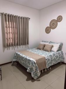 a bedroom with a bed and a window at Casa de Praia em Lagoa do Pau Coruripe in Coruripe