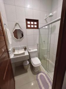 ein Bad mit einem WC, einem Waschbecken und einer Dusche in der Unterkunft Casa de Praia em Lagoa do Pau Coruripe in Coruripe