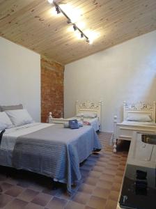 a bedroom with two beds and a wooden ceiling at Pousada Sobre A Rocha in Praia de Araçatiba