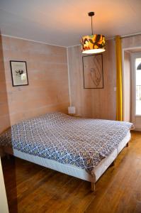 um quarto com uma cama num quarto em Gite "La belle échappée" à 5 minutes du lac em Clairvaux-les-Lacs