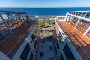 沃季赫فندق كورال ريف coral reef hotel的背景中一座建筑的海面景观