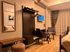 een kamer met een bed en een tafel en stoelen bij TAKSİM SqUARE PARK HOTEL in Istanbul