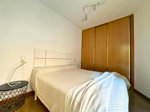 um quarto com uma cama e uma porta de madeira em Apartamentos Dos Torres Gandalf - Excelente ubicación centrica con garaje incluido em Zaragoza