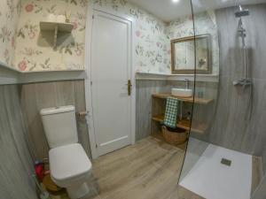 une salle de bain avec toilettes et lavabo dans l'établissement Precioso piso a orillas del mar en Fuengirola, à Fuengirola 8 autres photos