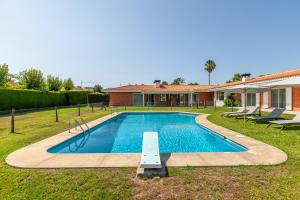 una piscina en el patio trasero de una casa en Solar de Prado - Minho's Guest, en Vila de Prado