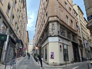 budynek po stronie ulicy miejskiej w obiekcie Lyon Premium - Nid de l'Opéra w mieście Lyon
