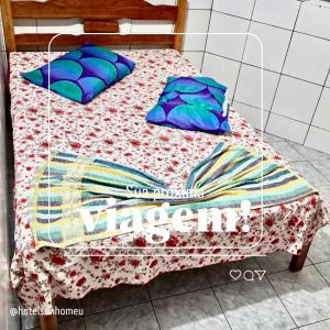 łóżko z dwoma poduszkami i kołdrą w obiekcie Hotel pousada sonho meu w mieście Arapiraca
