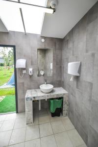 een badkamer met een wastafel en een spiegel bij KempingZator Glamping in Zator