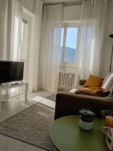 sala de estar con sofá y TV en Appartamento Casa Alice en Omegna