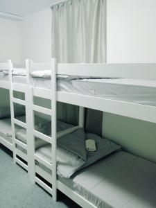 サラエボにあるHostel Center Luxuryの二段ベッド2組が備わる客室です。