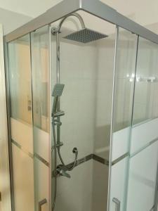 um chuveiro com uma porta de vidro na casa de banho em Rose Antiche Vatican B&B em Roma