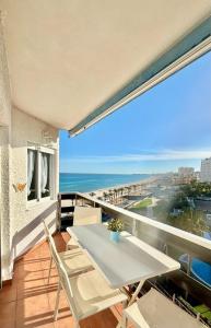 Un balcón con mesa y sillas y el mar. en VistaMar Bliss, en El Campello