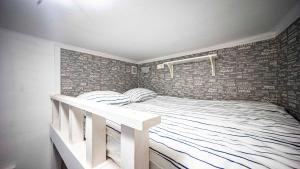 um quarto com uma cama com uma parede de tijolos em Apartment with Antique furniture in The Old Town, metro em Varsóvia