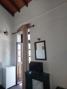 TV a/nebo společenská místnost v ubytování Belessi's Mansion 1