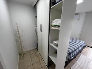 een kamer met een kast met een bed erin bij Cobertura com Vista para o Mar in Florianópolis