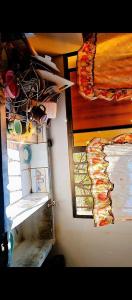 Fullmoon Guasacate House في بوبويو: اطلالة على طاولة مع شريحة بيتزا