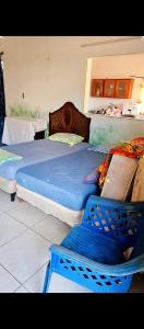 1 dormitorio con 2 camas y 1 silla en Fullmoon Guasacate House en Popoyo