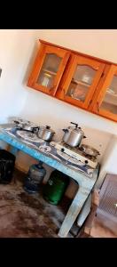 una cocina con fogones con ollas y sartenes. en Fullmoon Guasacate House en Popoyo