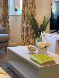 een witte salontafel in een woonkamer met een tv bij Mada Apartment Bournemouth 12 min walking to the beach in Bournemouth