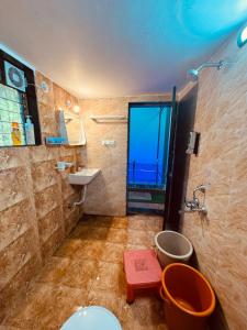 baño con aseo y lavabo y ventana en Sandcastle Cottages 1 AC - Indoor Pool - WiFi - SmartTV - Parking - Diveagar, en Diveagar