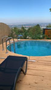 una piscina con un banco junto a una terraza de madera en Perspective Mirror House, en Kocaeli