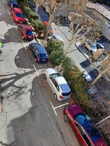 una vista aérea de los coches aparcados en un aparcamiento en Grande chambre lumineuse dans un grand t3, en Aix-en-Provence