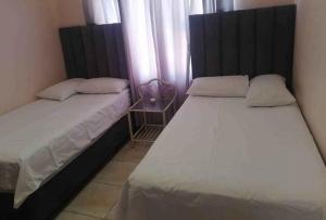Postel nebo postele na pokoji v ubytování JJP SELF CATERING - Three bedroom house